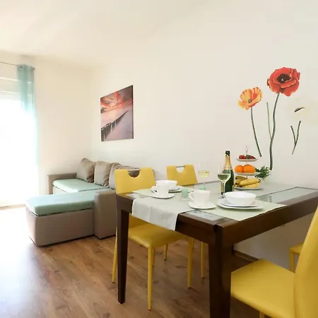 Sunny Side Apartment *